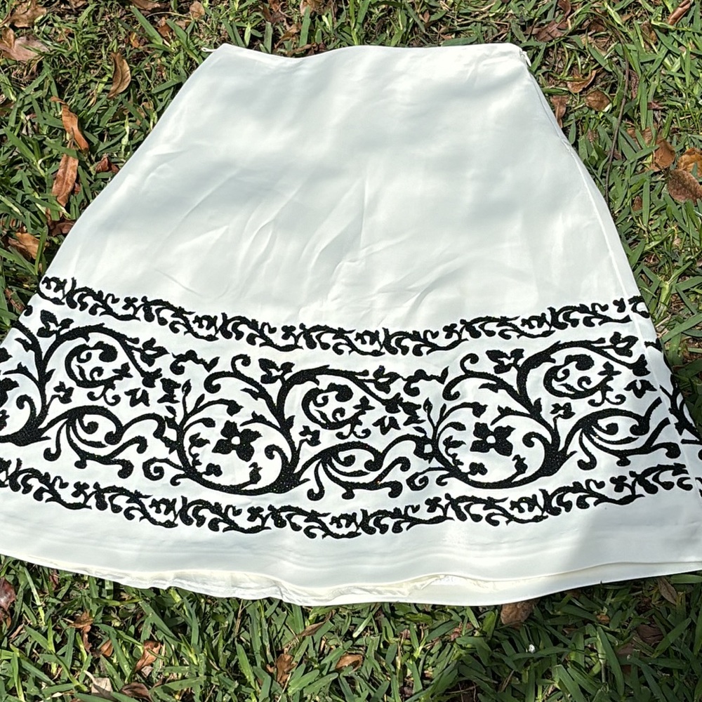 White House black market. Size 0 white and black skirt     Size 0